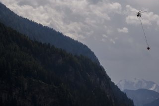 Les opérations d'extinction se sont poursuivies lundi toute la journée, avec jusqu'à sept hélicoptères engagés, dont deux Super Pumas de l'armée.